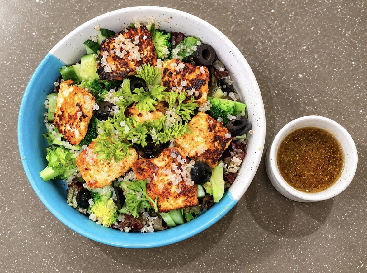 Grilled cottage cheese and exotic vegetable salad